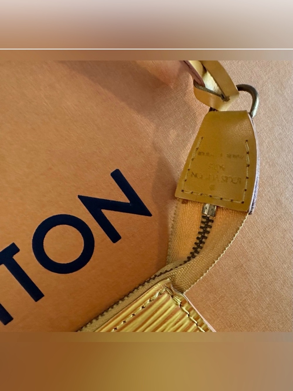 🎉Louis Vuitton Yellow Epi Handbag🎉 - Picture 4 of 10